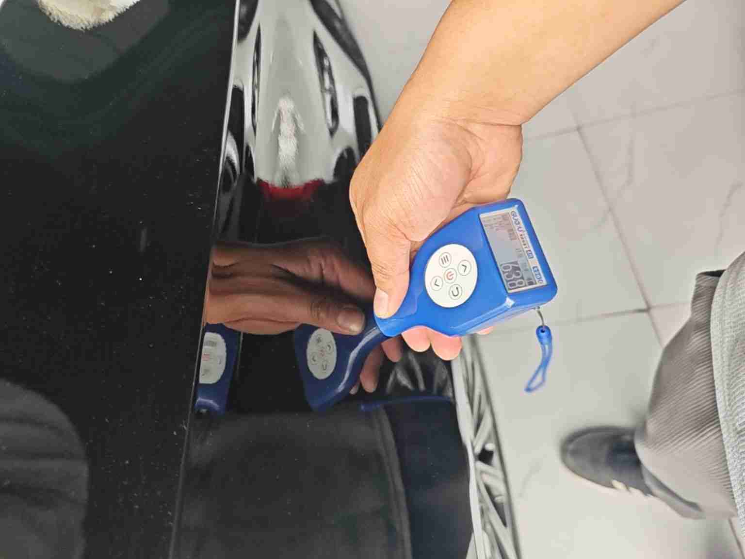 左后翼子板局部钣金痕迹实拍