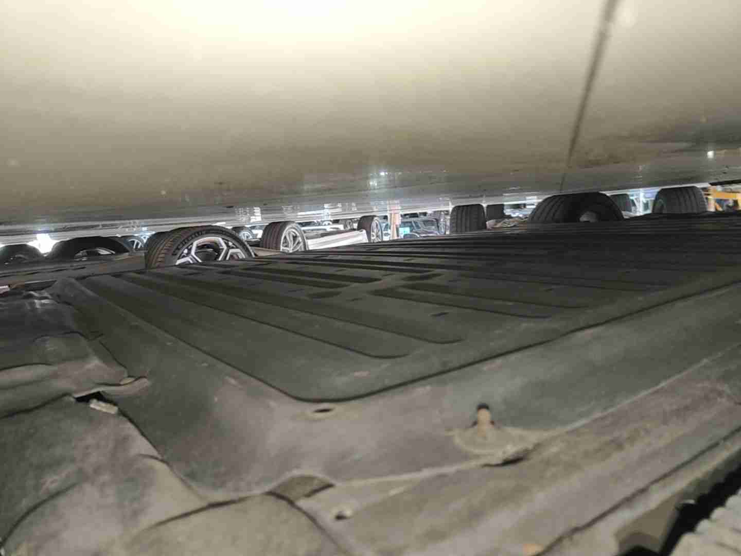 动力电池箱底护板拆卸痕迹实拍