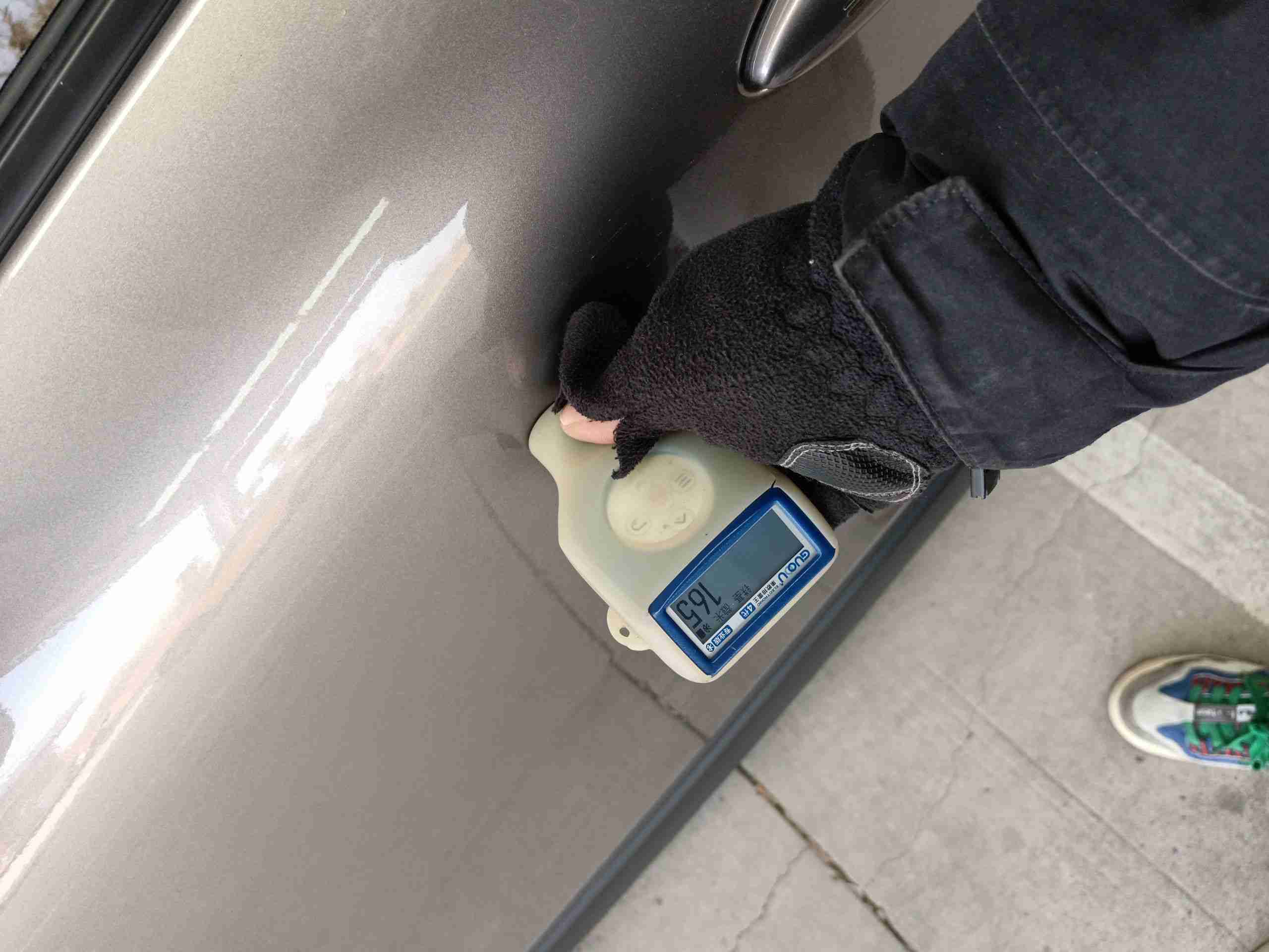 左侧前门喷漆痕迹实拍