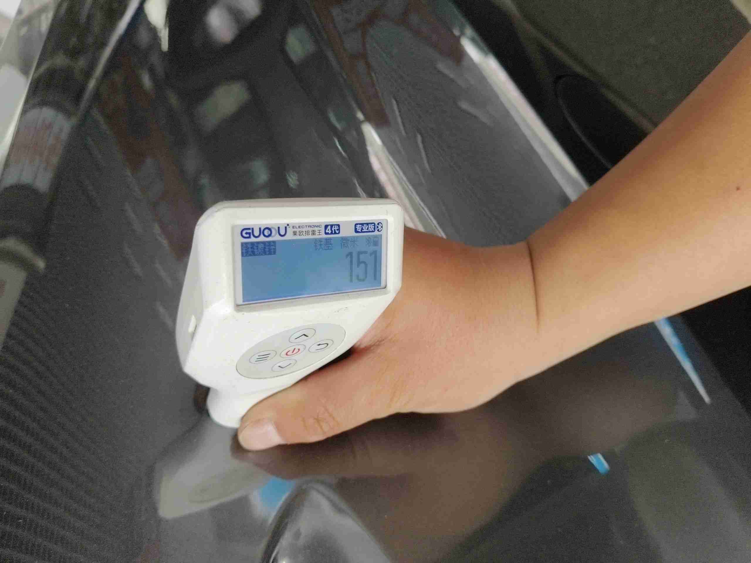 车辆左C柱外侧漆面实拍