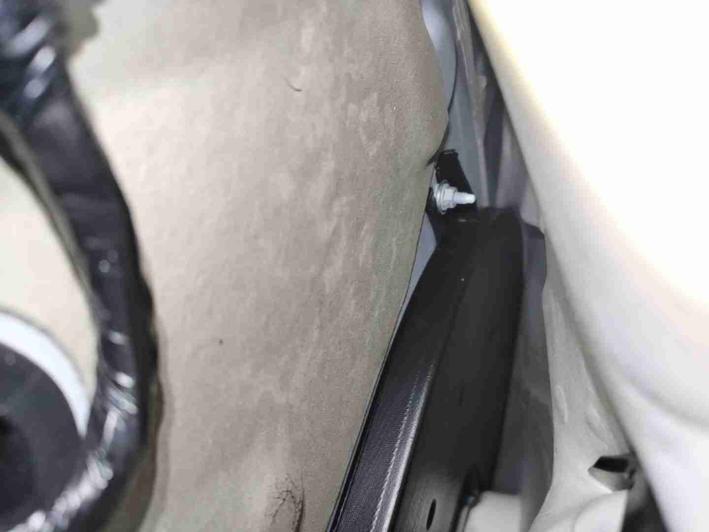 左前地毯浸水痕迹实拍