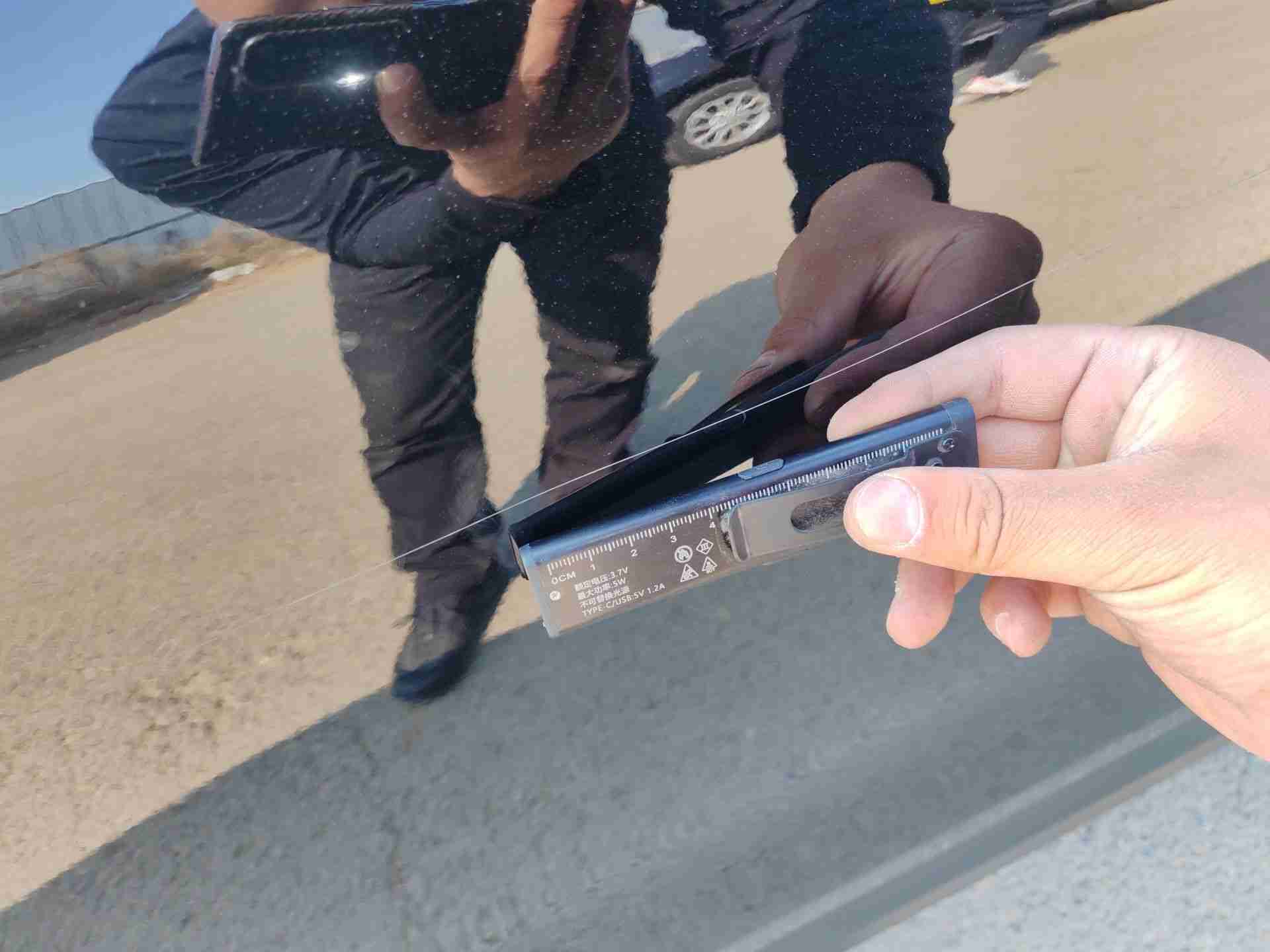 左侧前门漆面轻微刮伤实拍