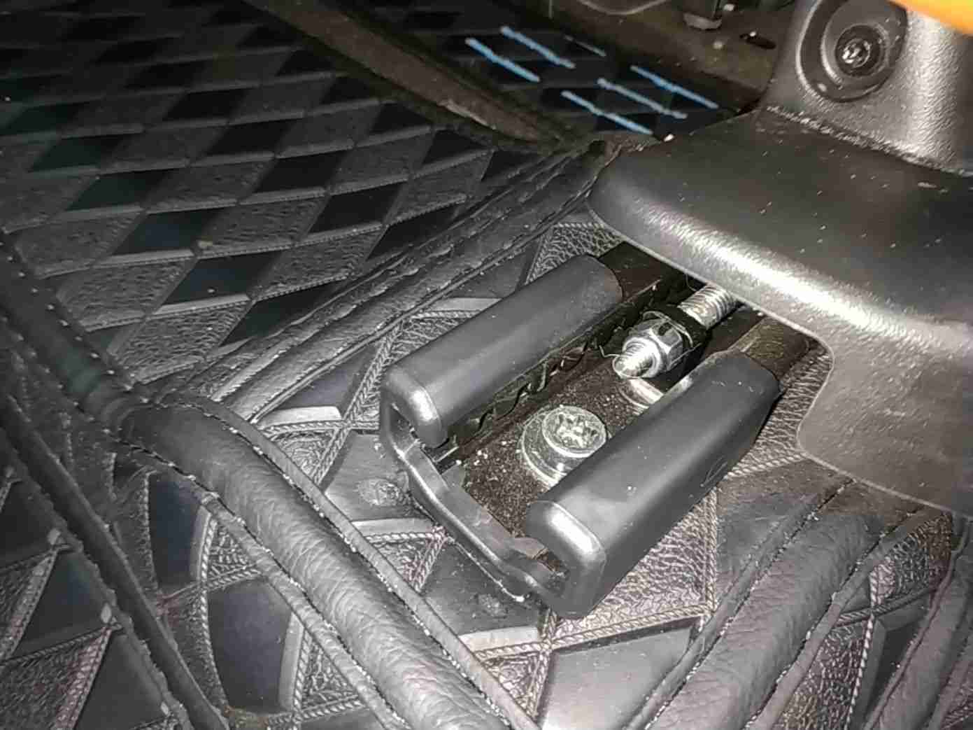 左前座椅滑轨拆卸痕迹检测实拍