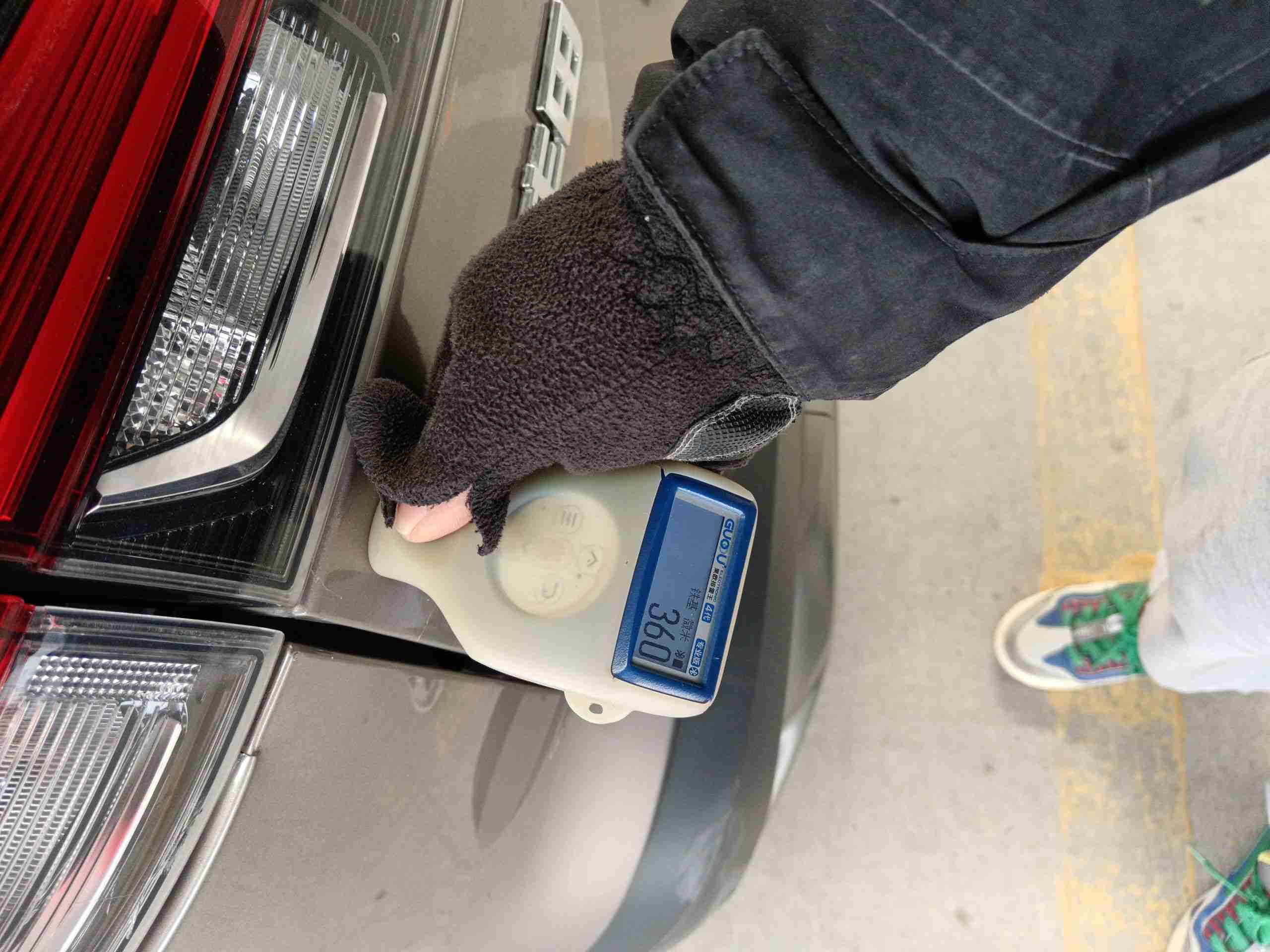后备箱盖钣金痕迹实拍