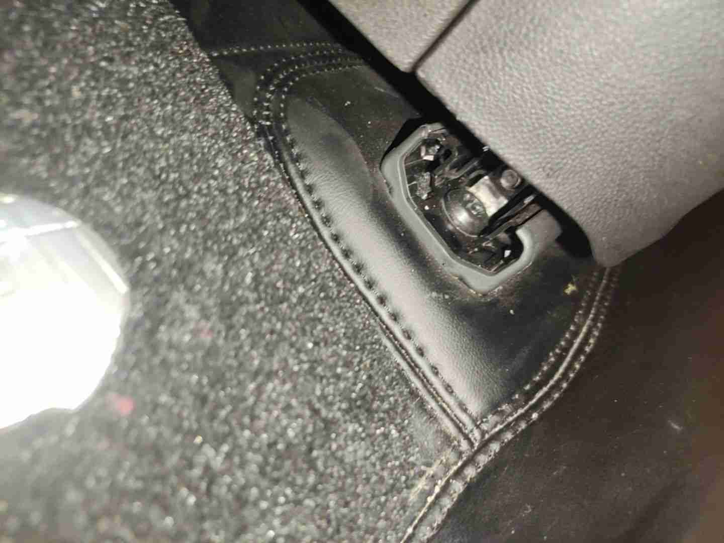左前座椅滑轨拆卸痕迹实拍