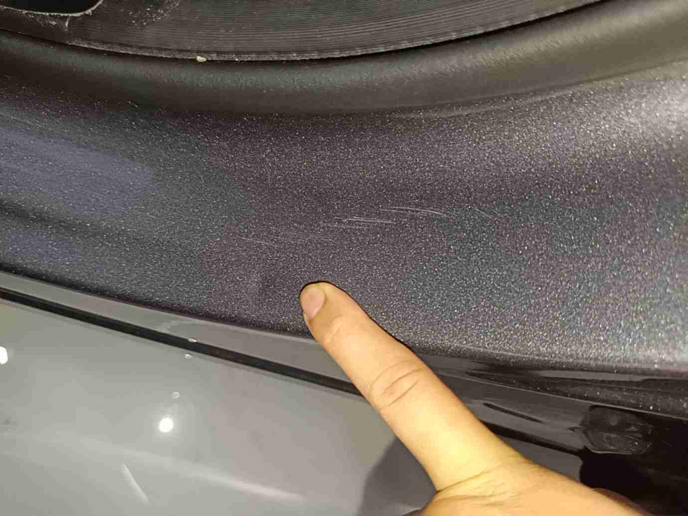 左B柱内侧轻微变形实拍