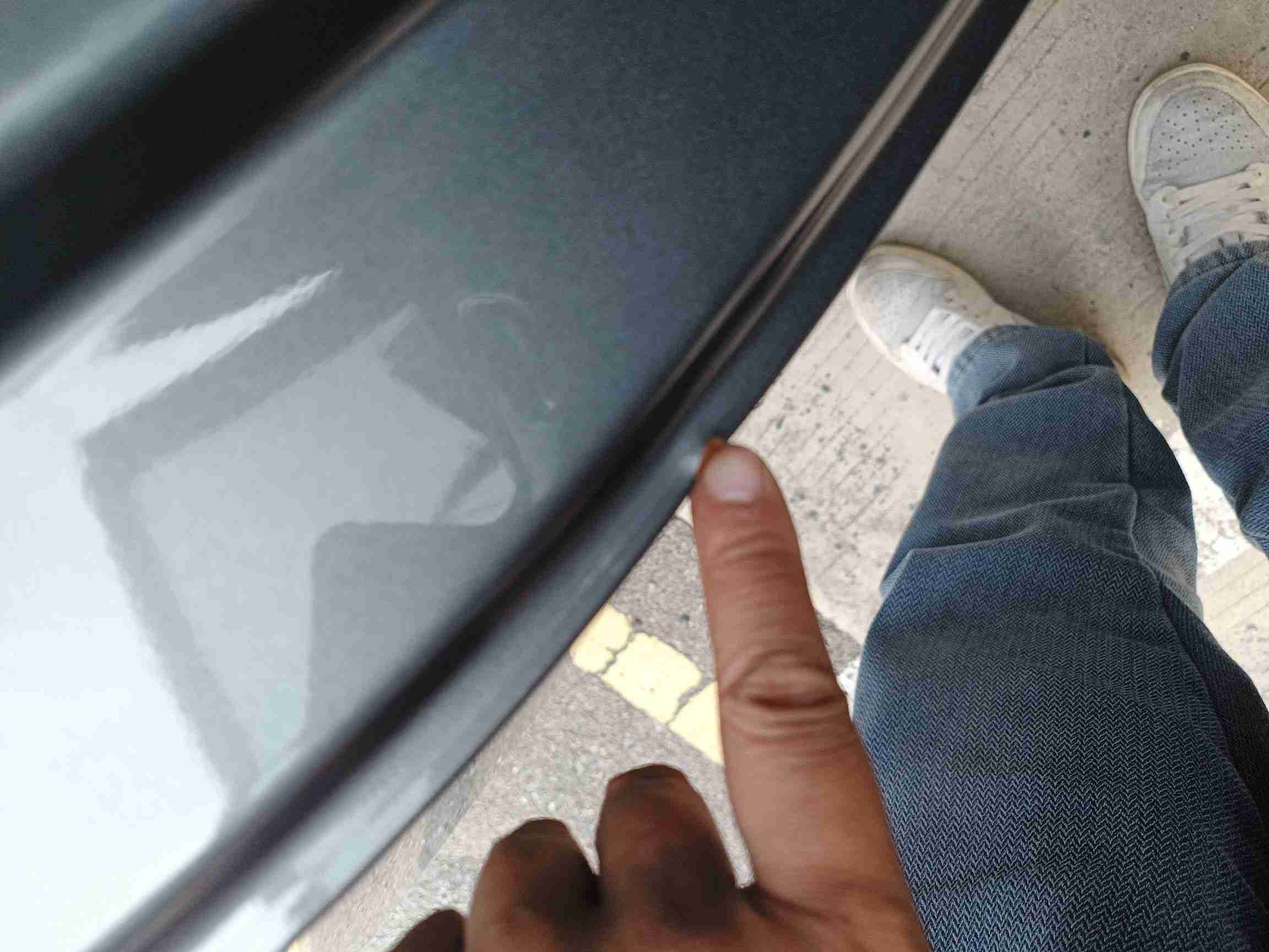 右C柱内侧微小变形实拍