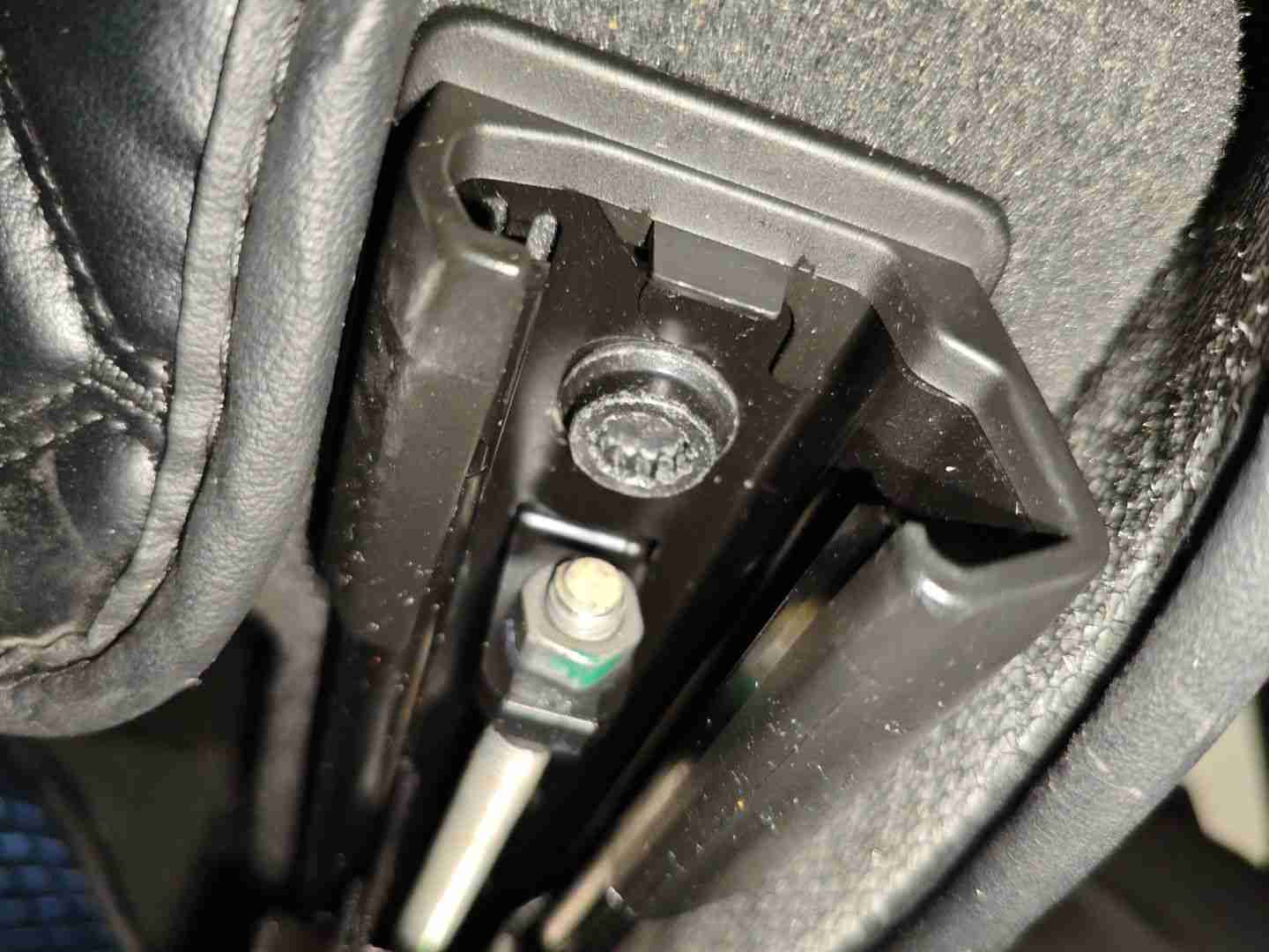 右前座椅滑轨拆卸痕迹实拍
