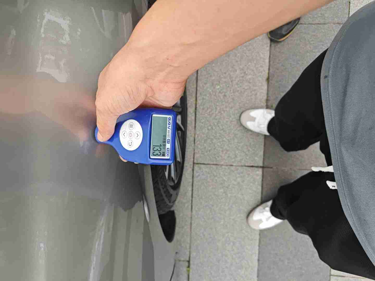 右前翼子板漆面修复痕迹实拍