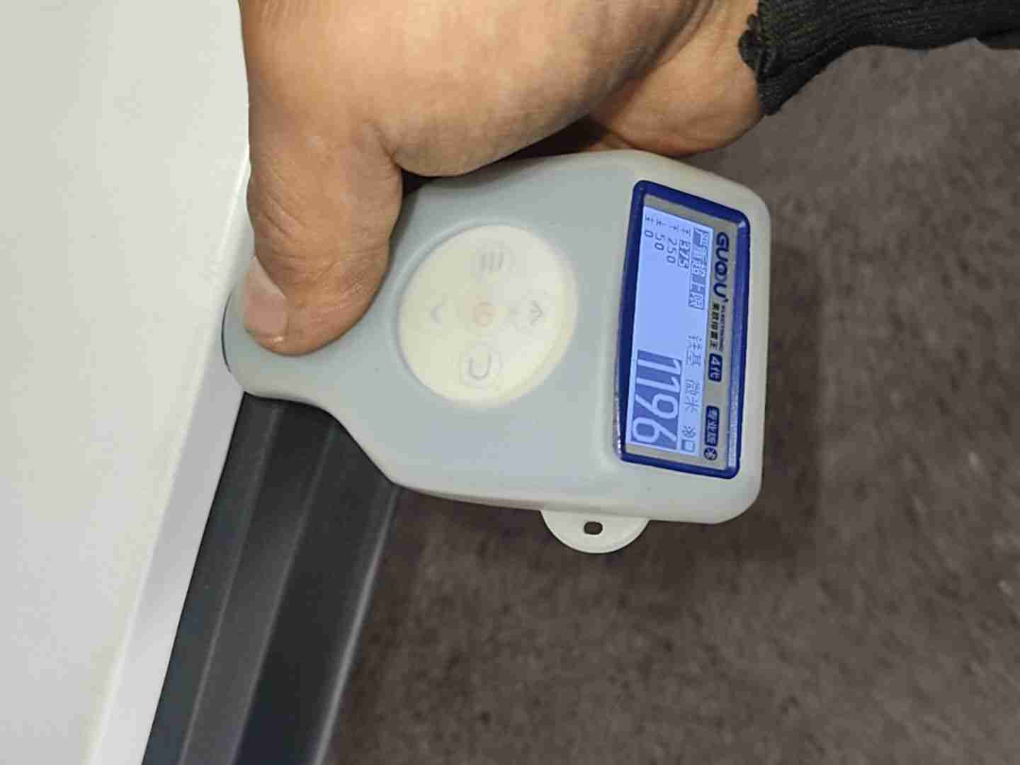 左前门框漆面钣金修复痕迹实拍