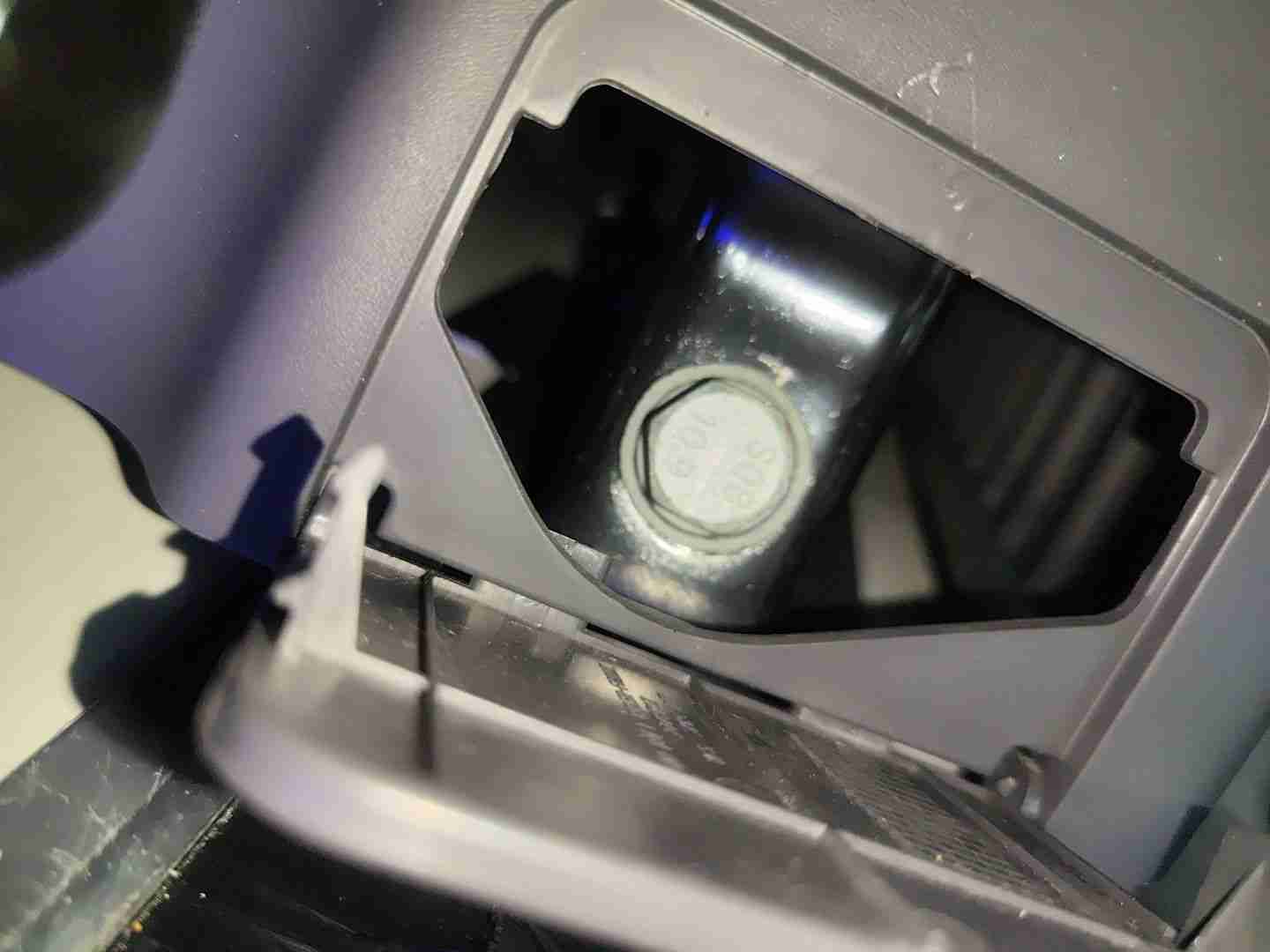 左后第二排座椅滑轨拆卸痕迹实拍