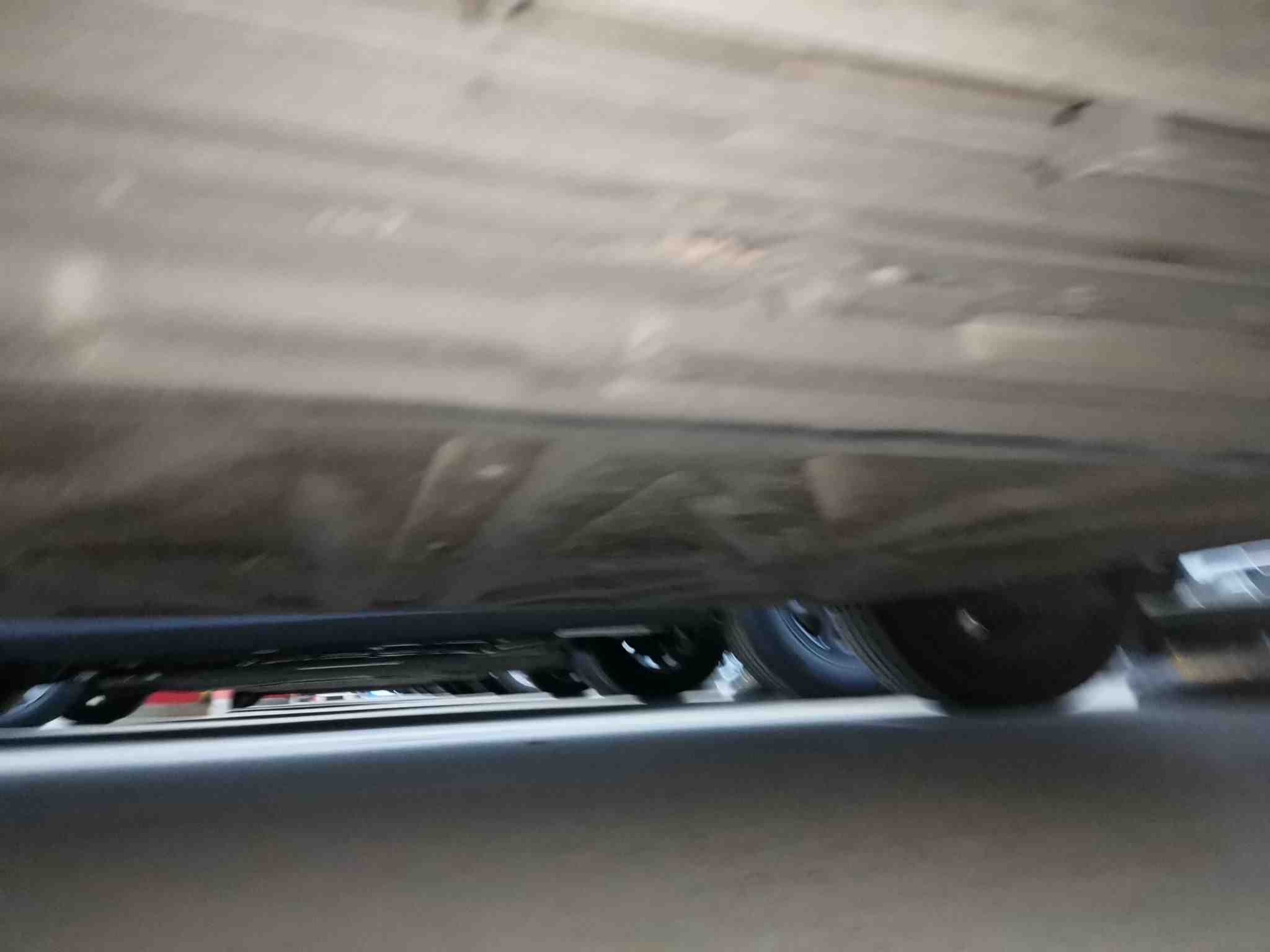 动力电池箱底护板拆卸痕迹实拍