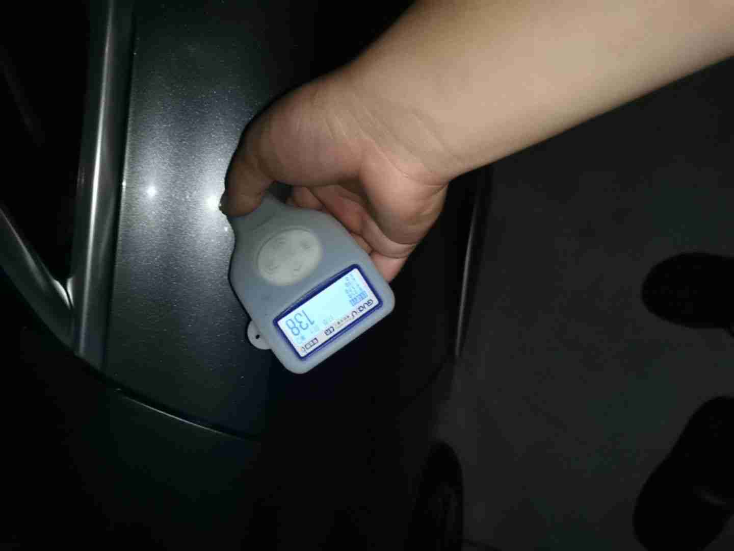 左侧前门局部喷漆修复情况实拍