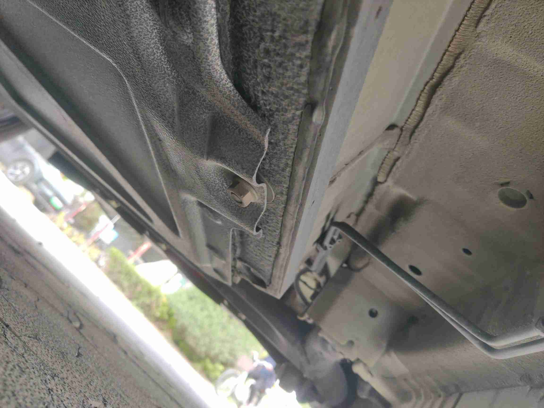 动力电池箱挂载点拆卸痕迹实拍