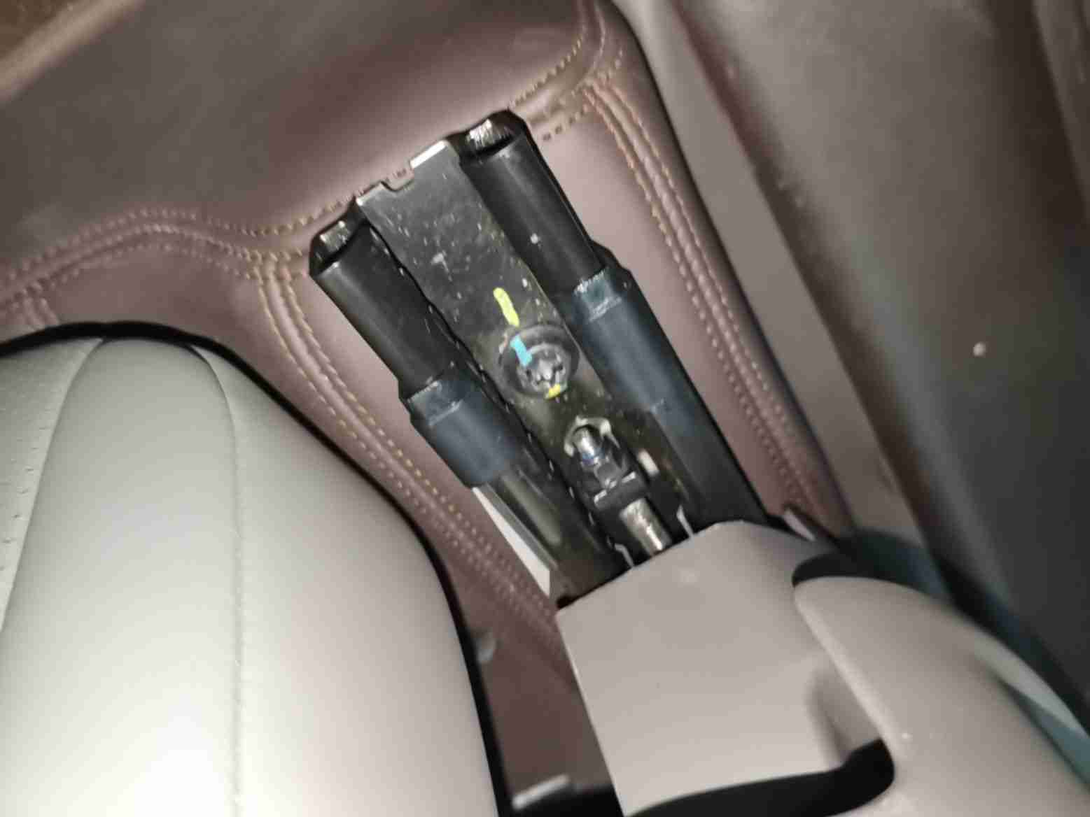 右前座椅滑轨拆卸痕迹实拍
