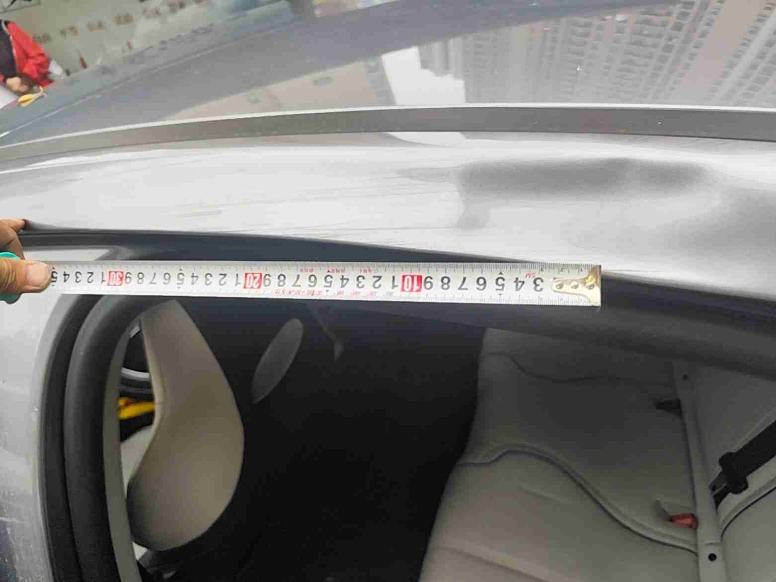 左侧车顶边梁覆盖面变形与漆损实拍