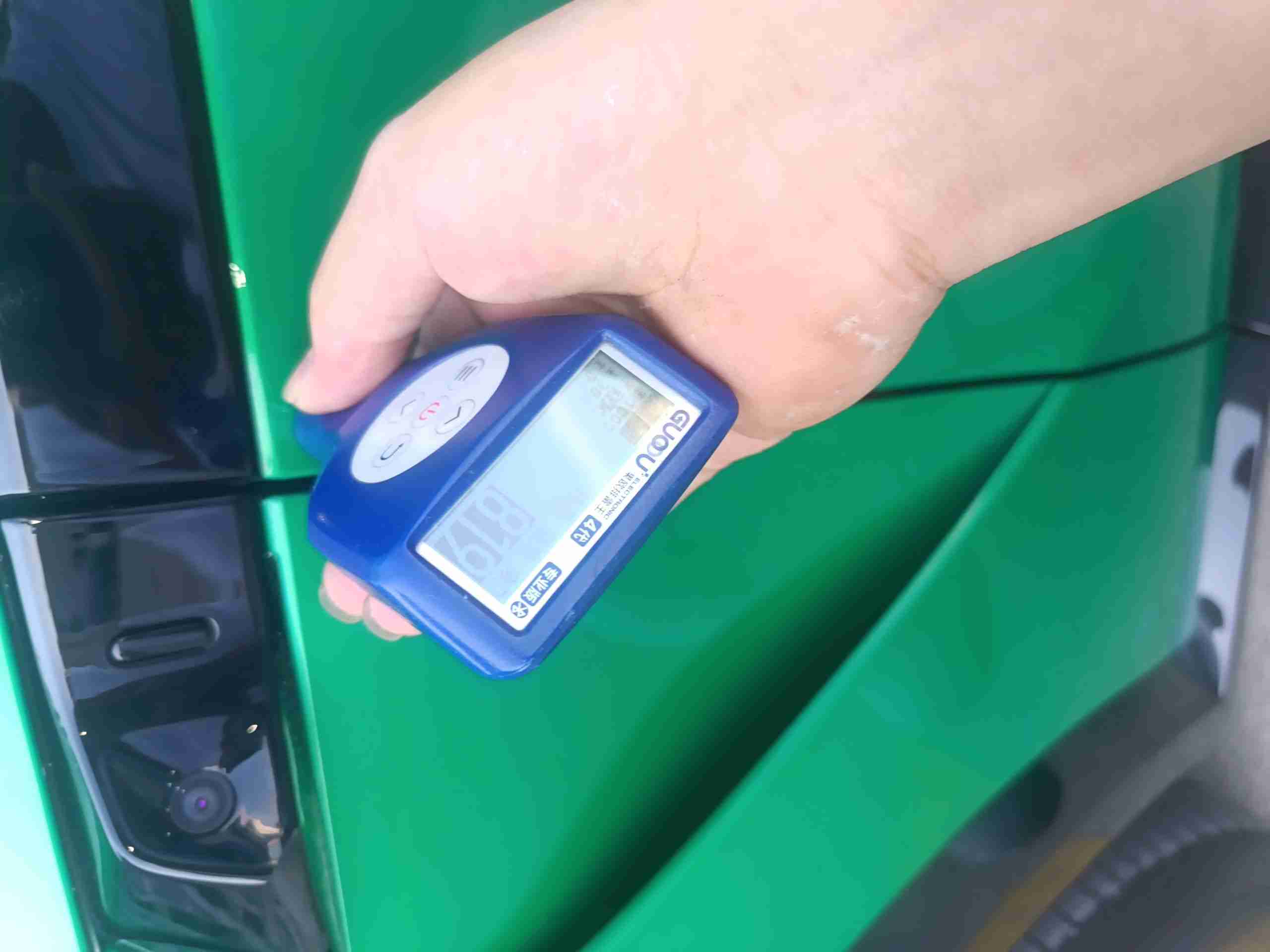 左侧前门钣金修复痕迹实拍