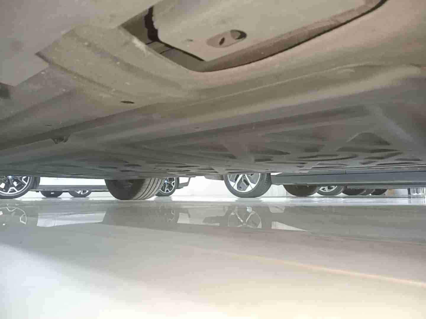 动力电池箱底护板拆卸痕迹实拍