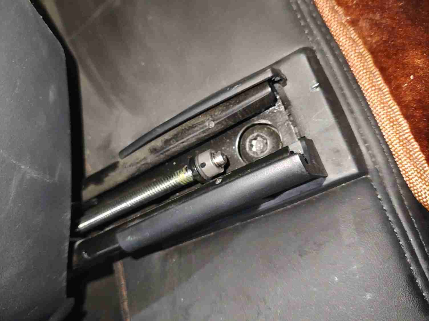 右前座椅滑轨拆卸痕迹实拍