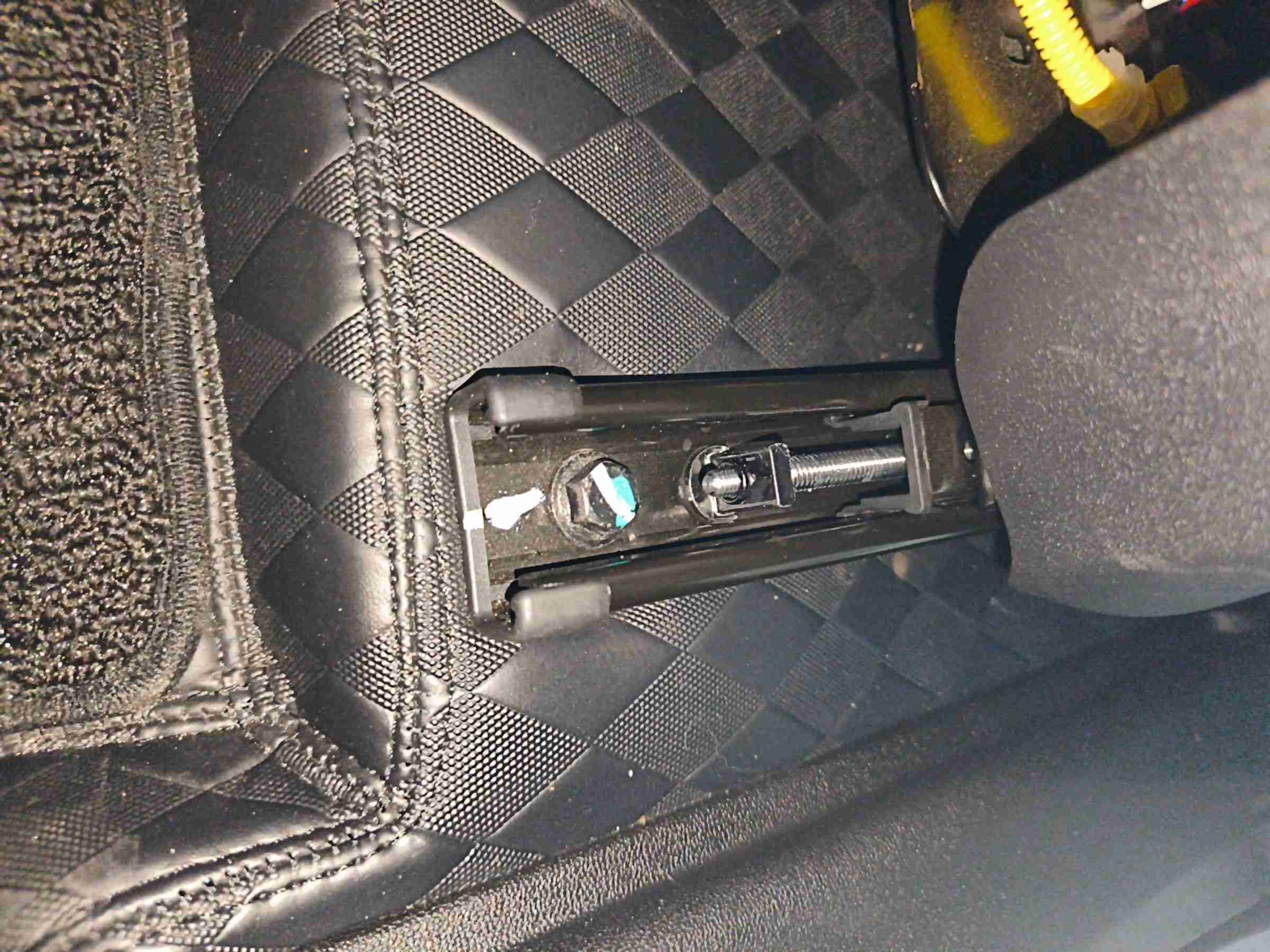 左前座椅滑轨拆卸痕迹实拍