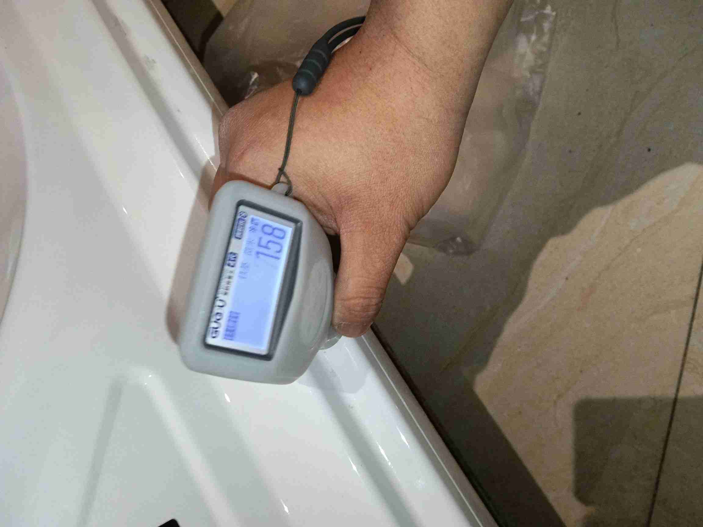 右侧底边梁漆面喷漆修复痕迹实拍