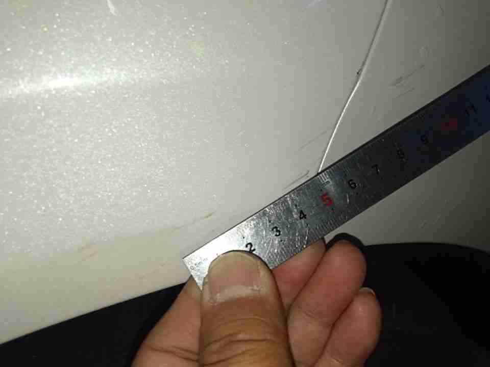 右前翼子板漆面损伤实拍