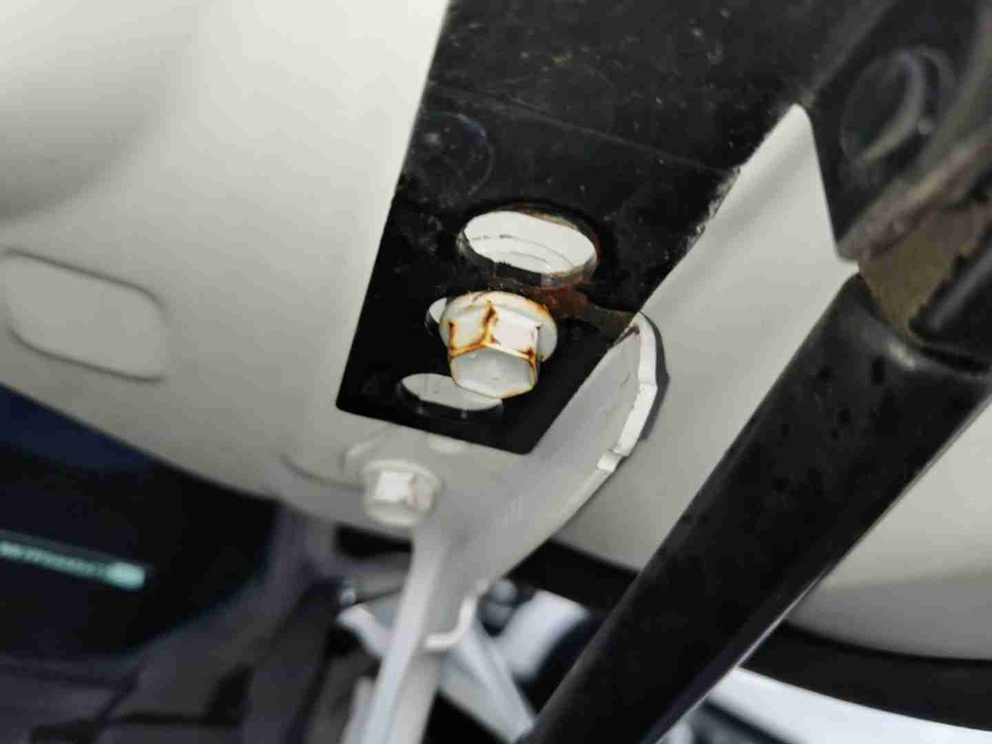 机舱盖左铰链拆卸痕迹实拍