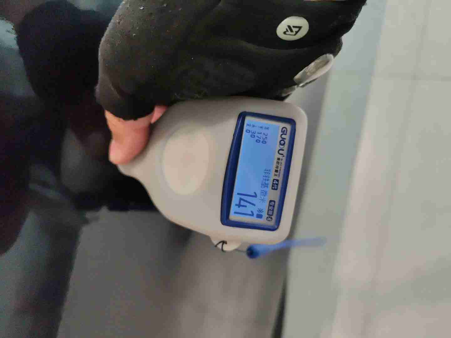右侧后门喷漆修复痕迹实拍