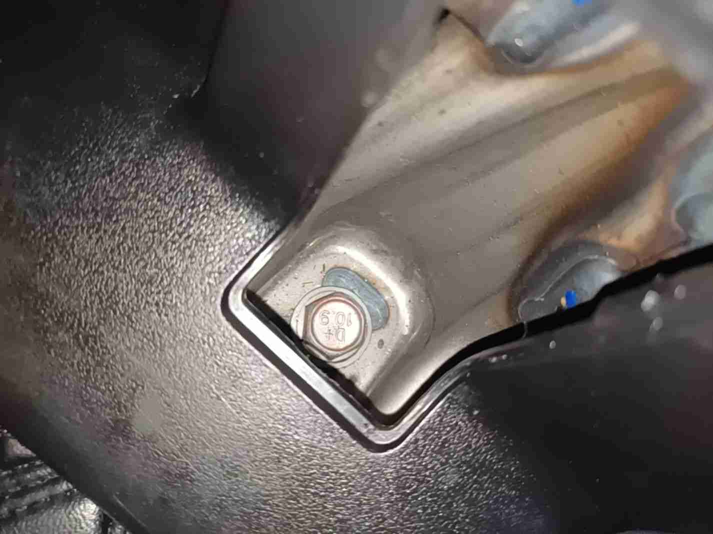 左前座椅滑轨拆卸痕迹实拍