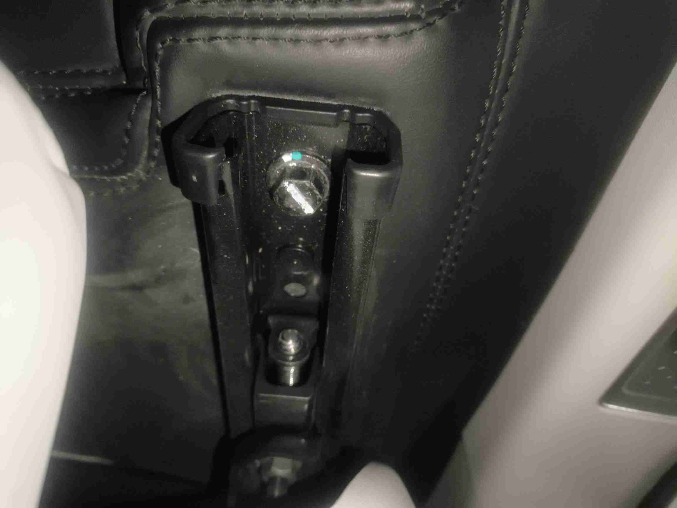 右前座椅滑轨拆卸痕迹实拍