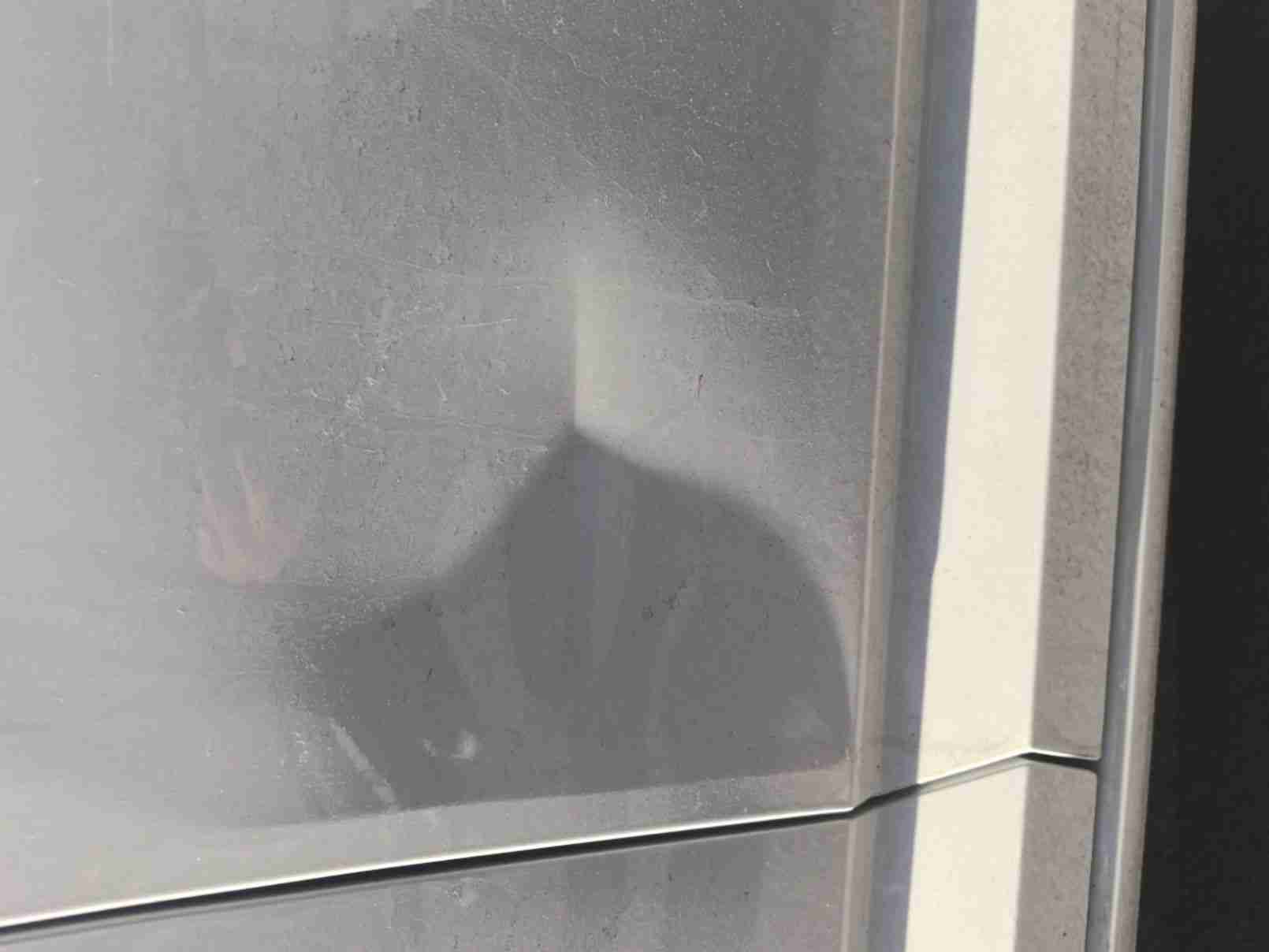 右前门漆面损伤与轻微变形实拍