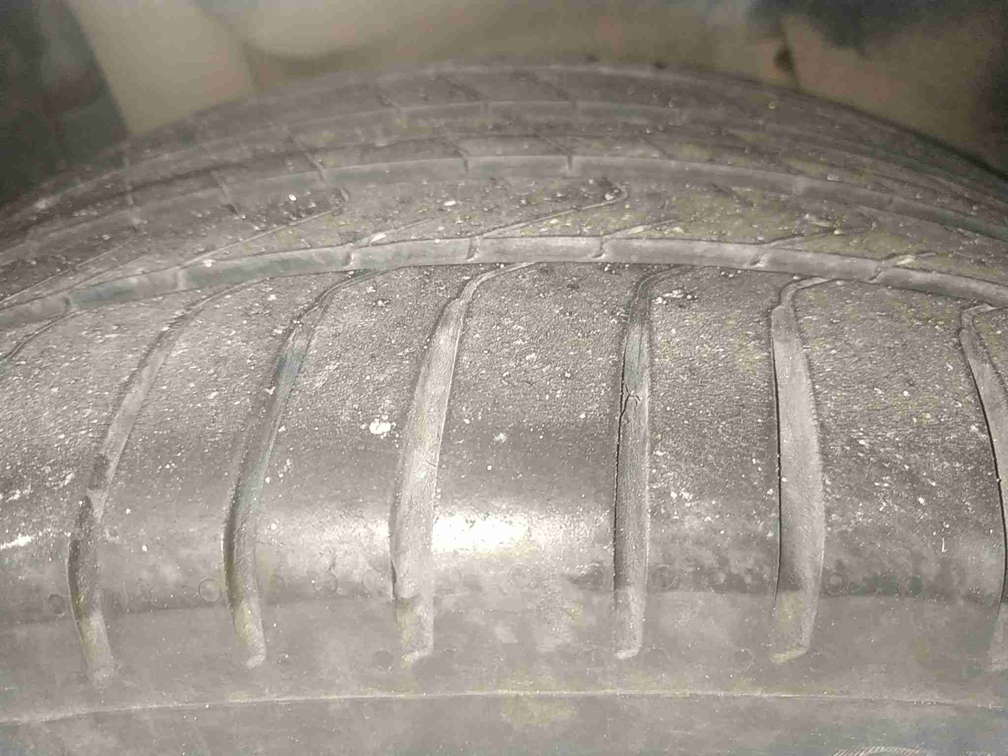左后轮胎老化痕迹实拍