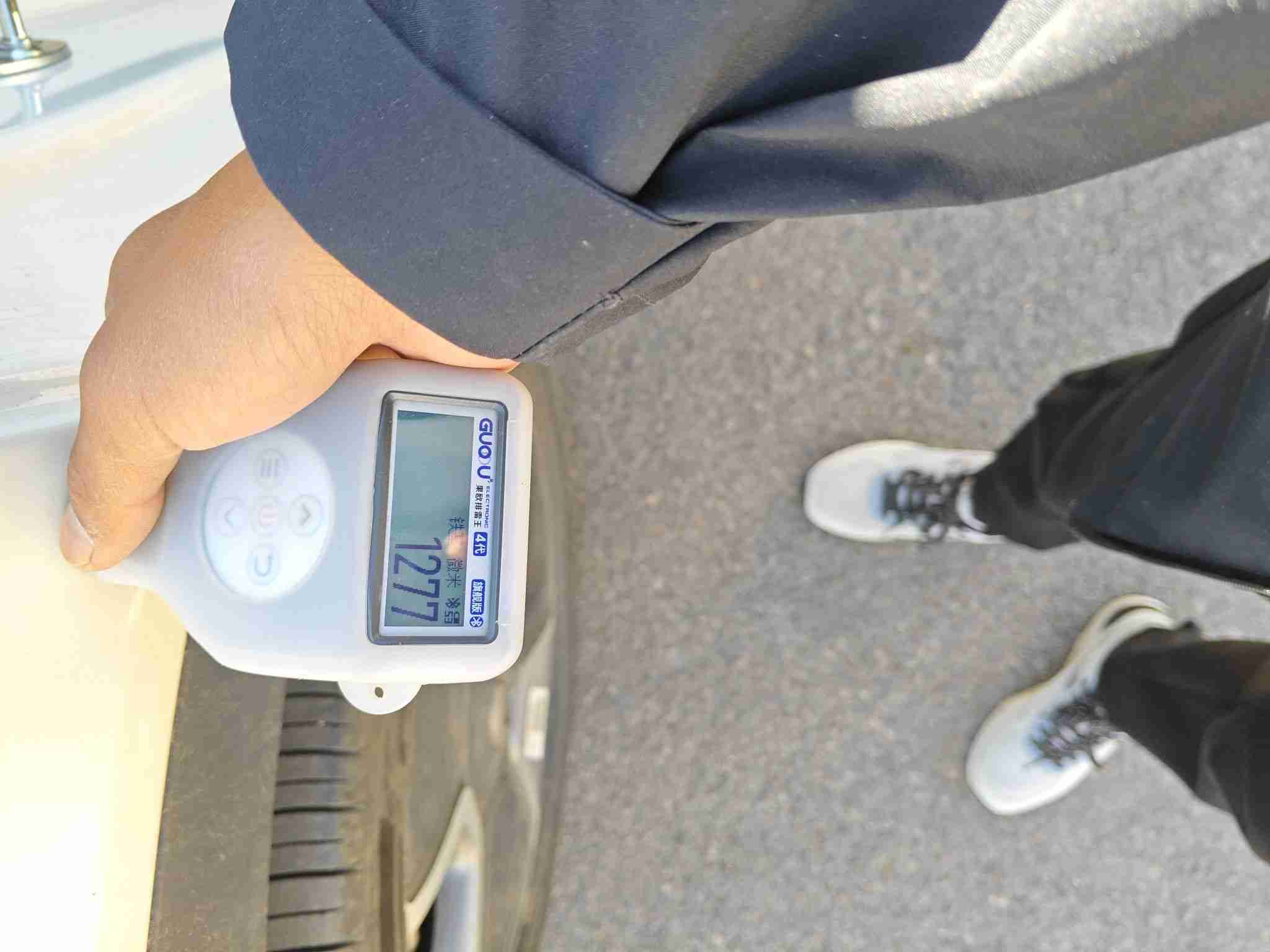 右后翼子板钣金修复痕迹实拍
