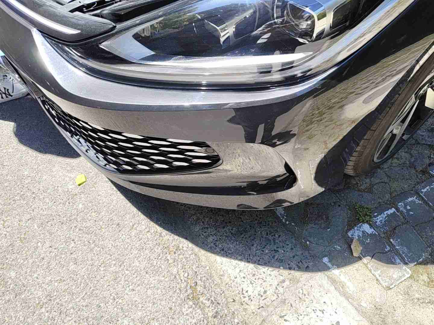 前保险杠拆卸痕迹实拍