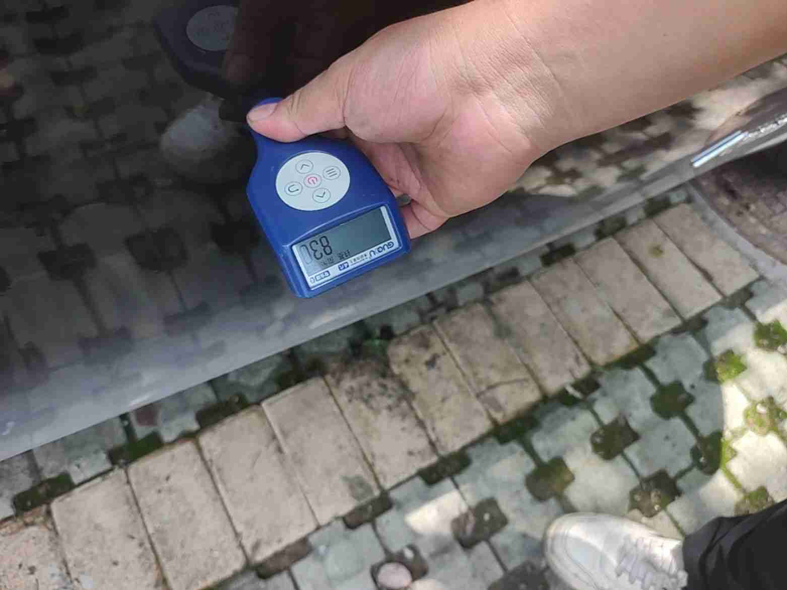 右前门钣金喷漆修复痕迹实拍