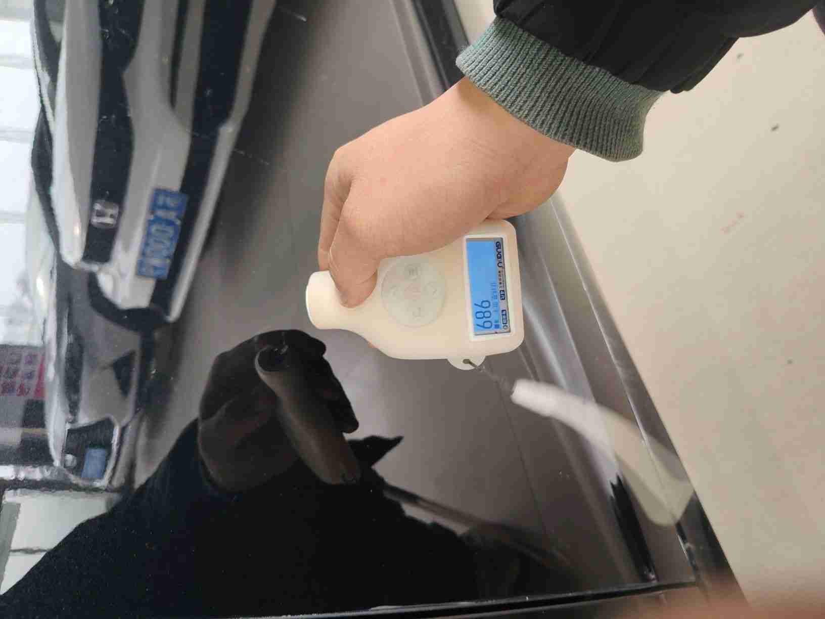 左前门钣金修复痕迹实拍