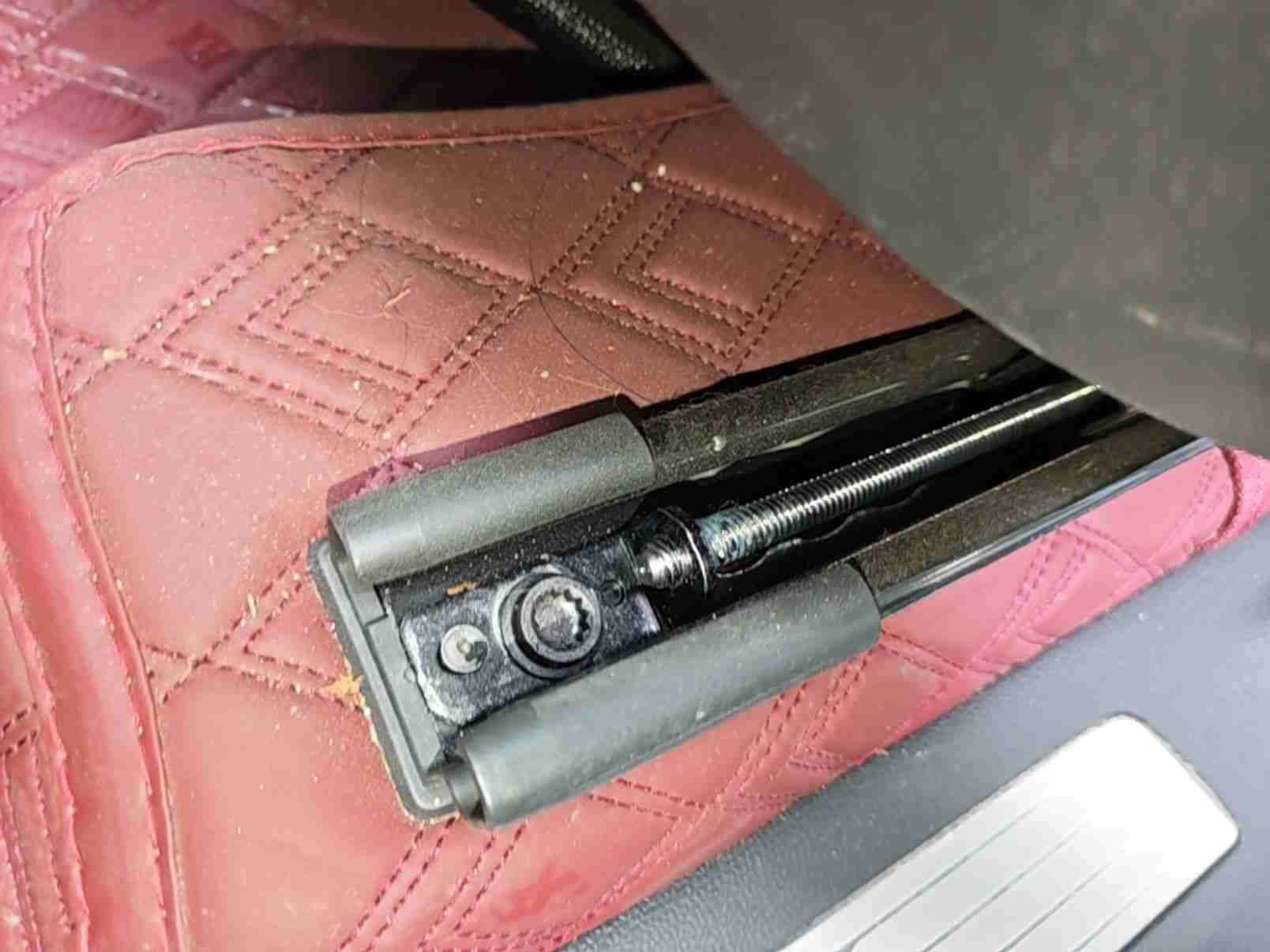 左前座椅滑轨拆卸痕迹实拍