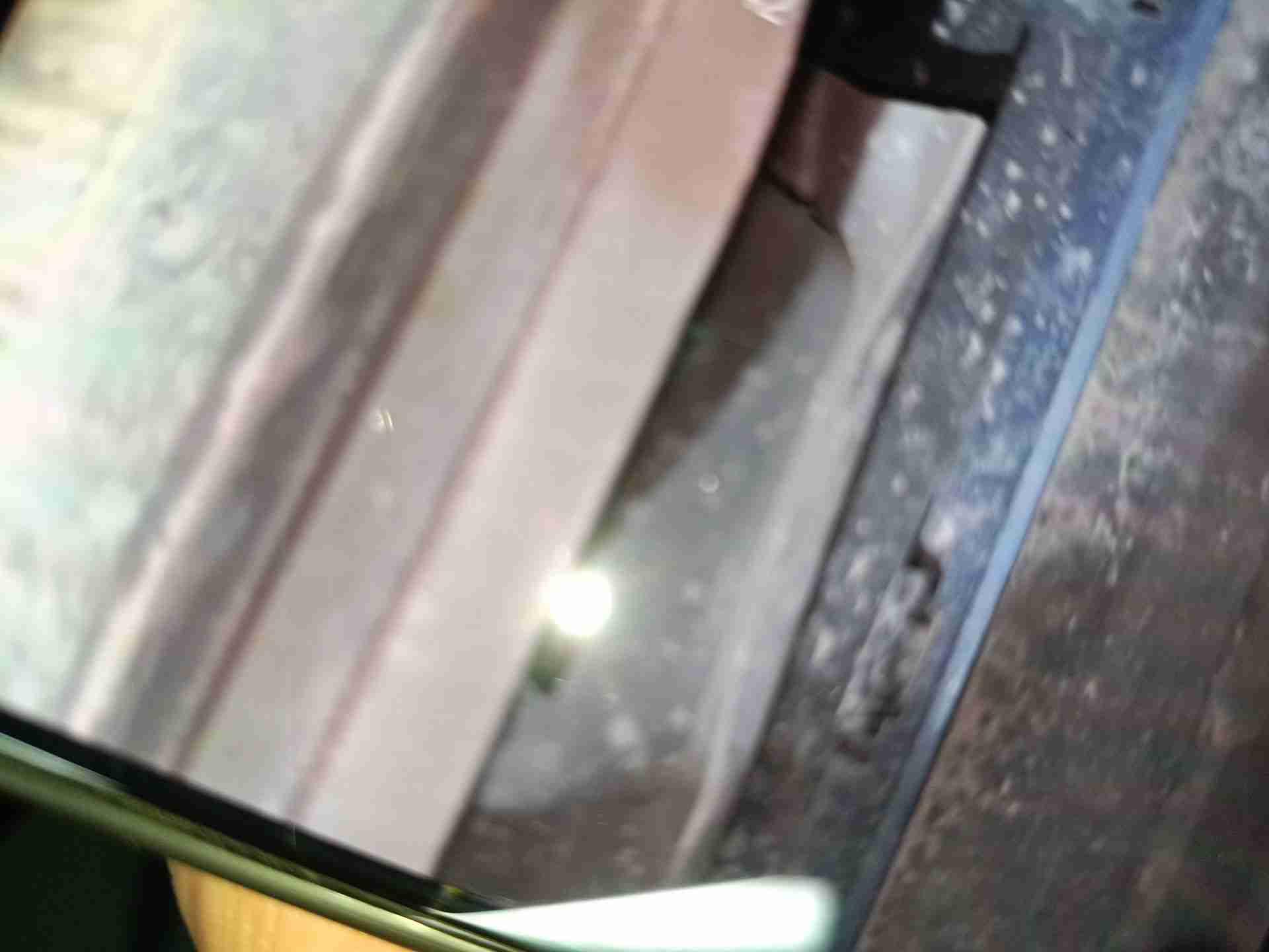 后防撞梁轻微变形实拍