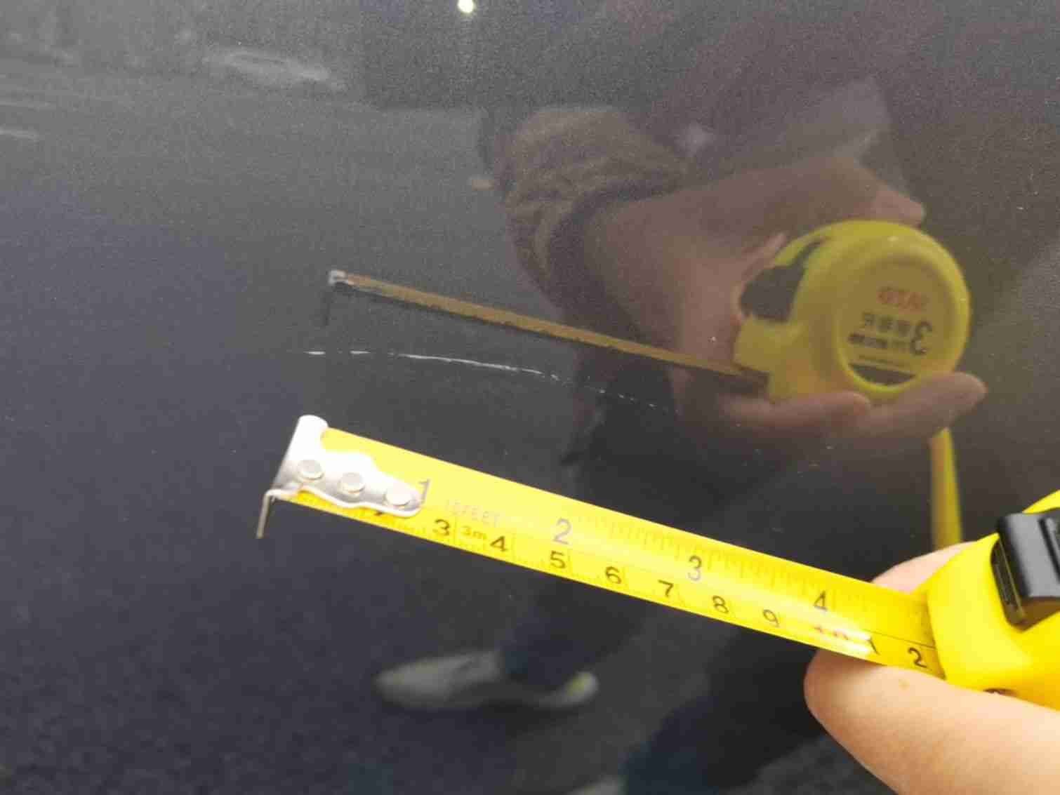 左侧后门漆面损伤实拍