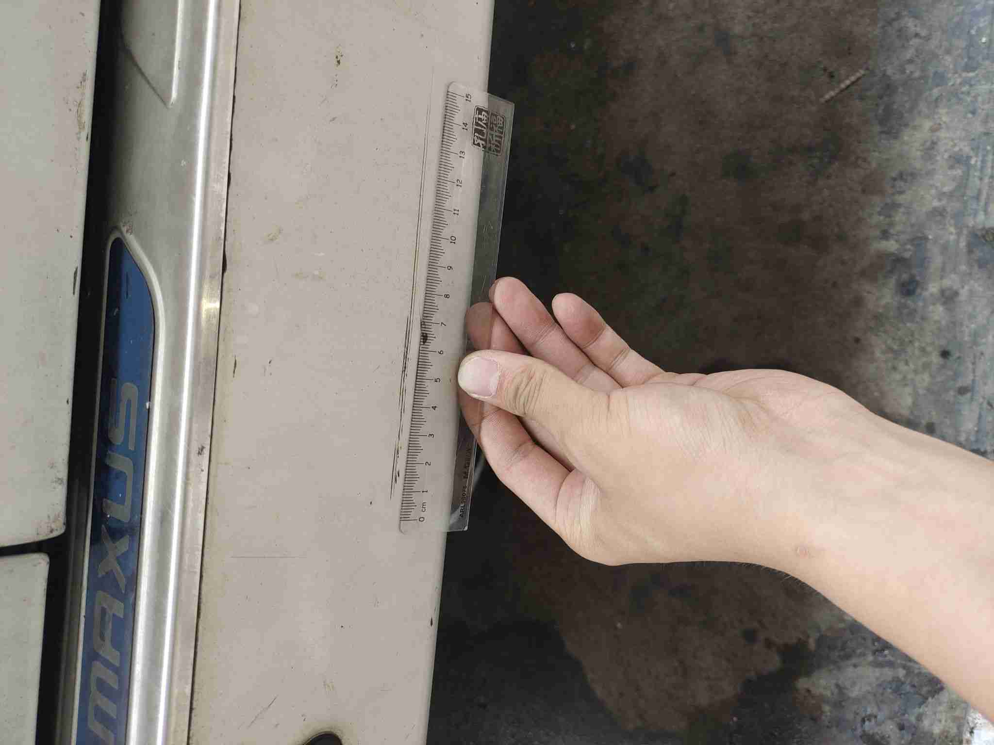 后保险杠漆面损伤实拍