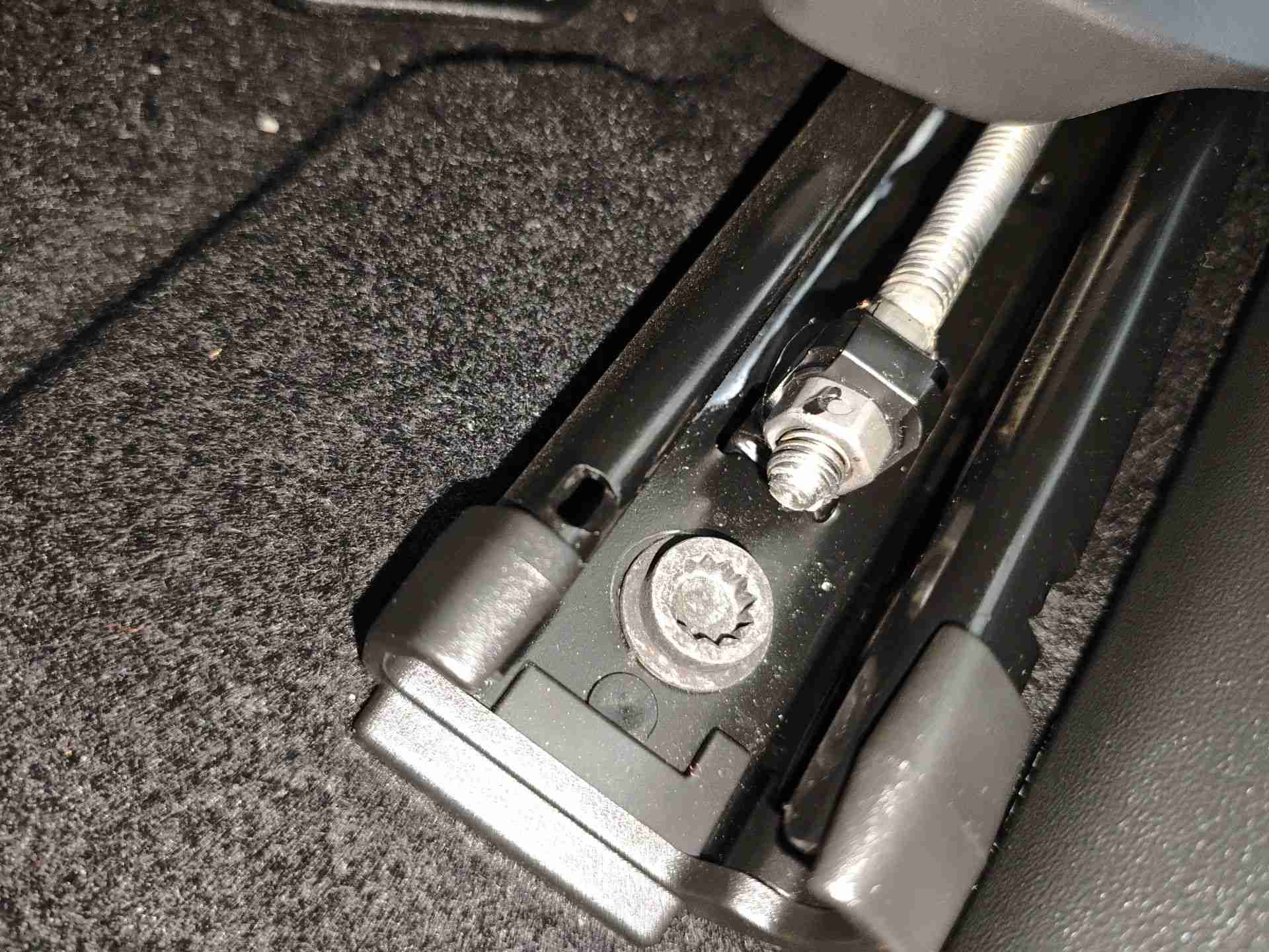 左前座椅滑轨拆卸痕迹实拍