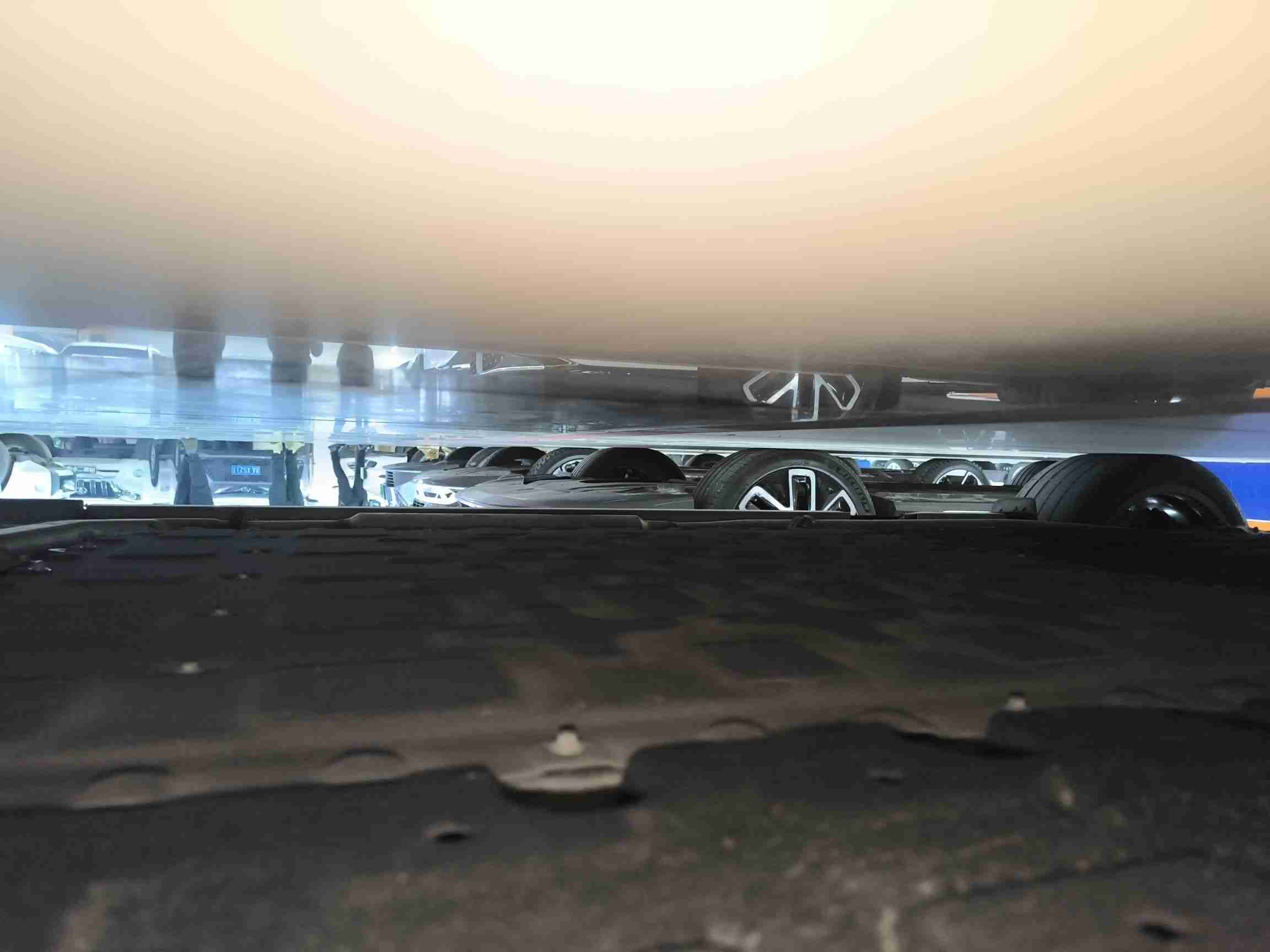 动力电池箱底护板拆卸痕迹实拍