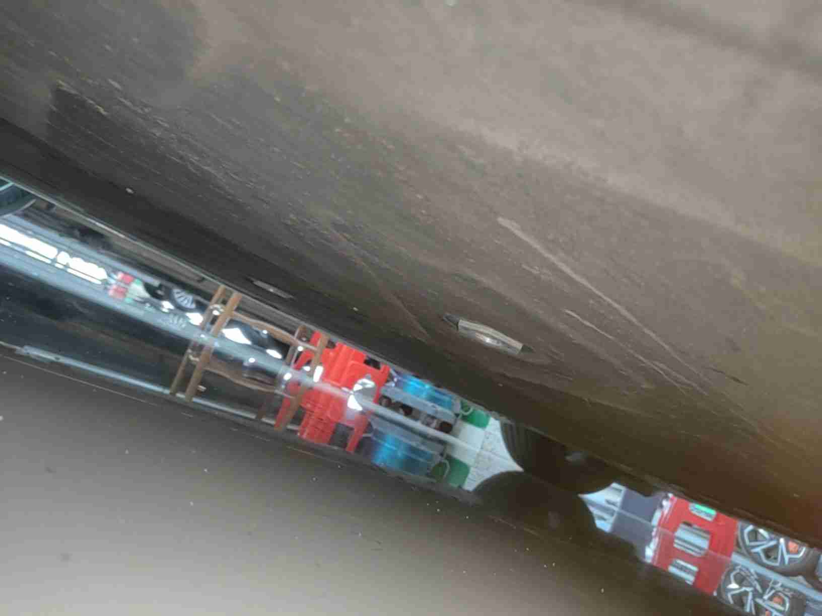 动力电池箱底板轻微剐蹭痕迹实拍