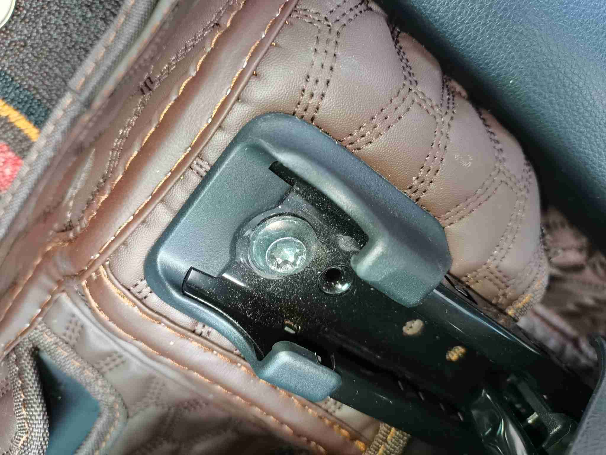 右前座椅滑轨拆卸痕迹实拍