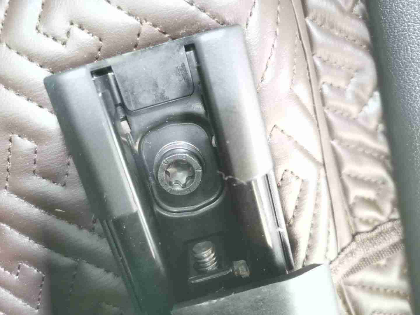 右前座椅滑轨安装螺丝拆卸痕迹实拍