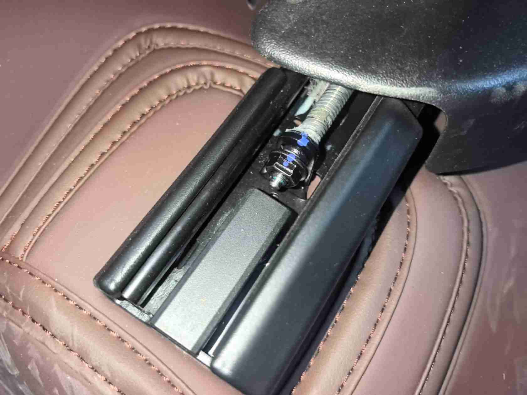 左前座椅滑轨螺丝拆卸痕迹实拍