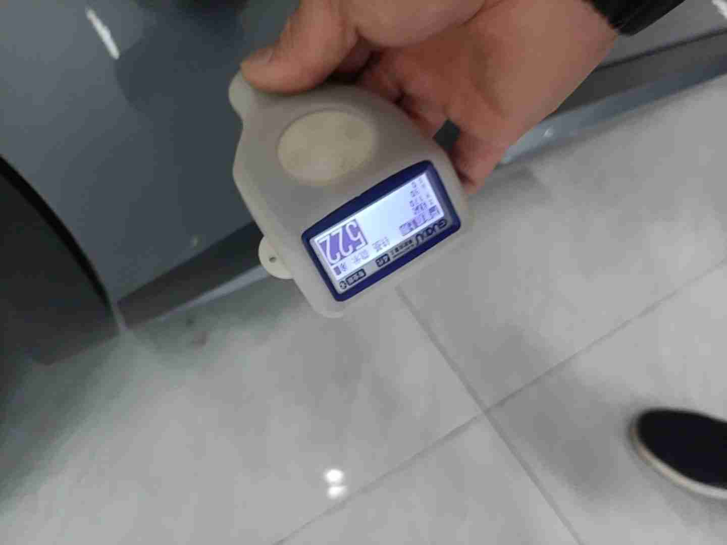 右侧后门钣金痕迹实拍