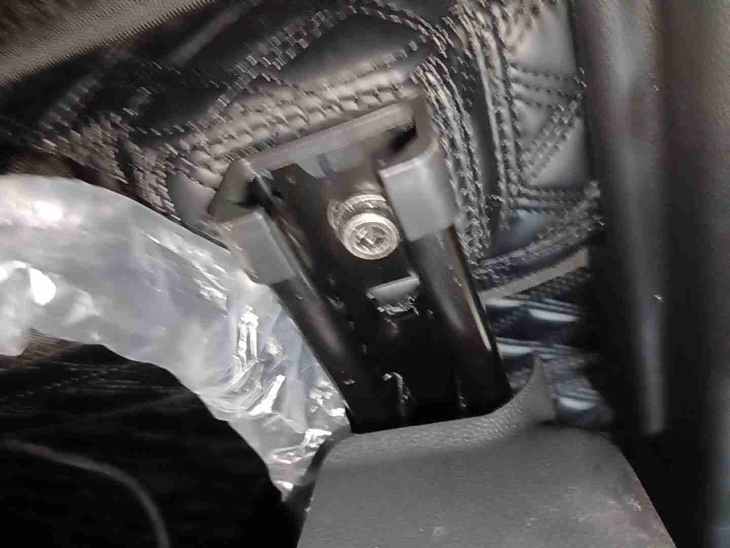 右前座椅滑轨拆卸痕迹实拍