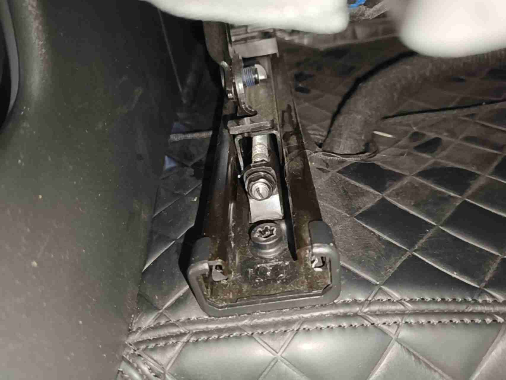 左前座椅滑轨拆卸痕迹实拍