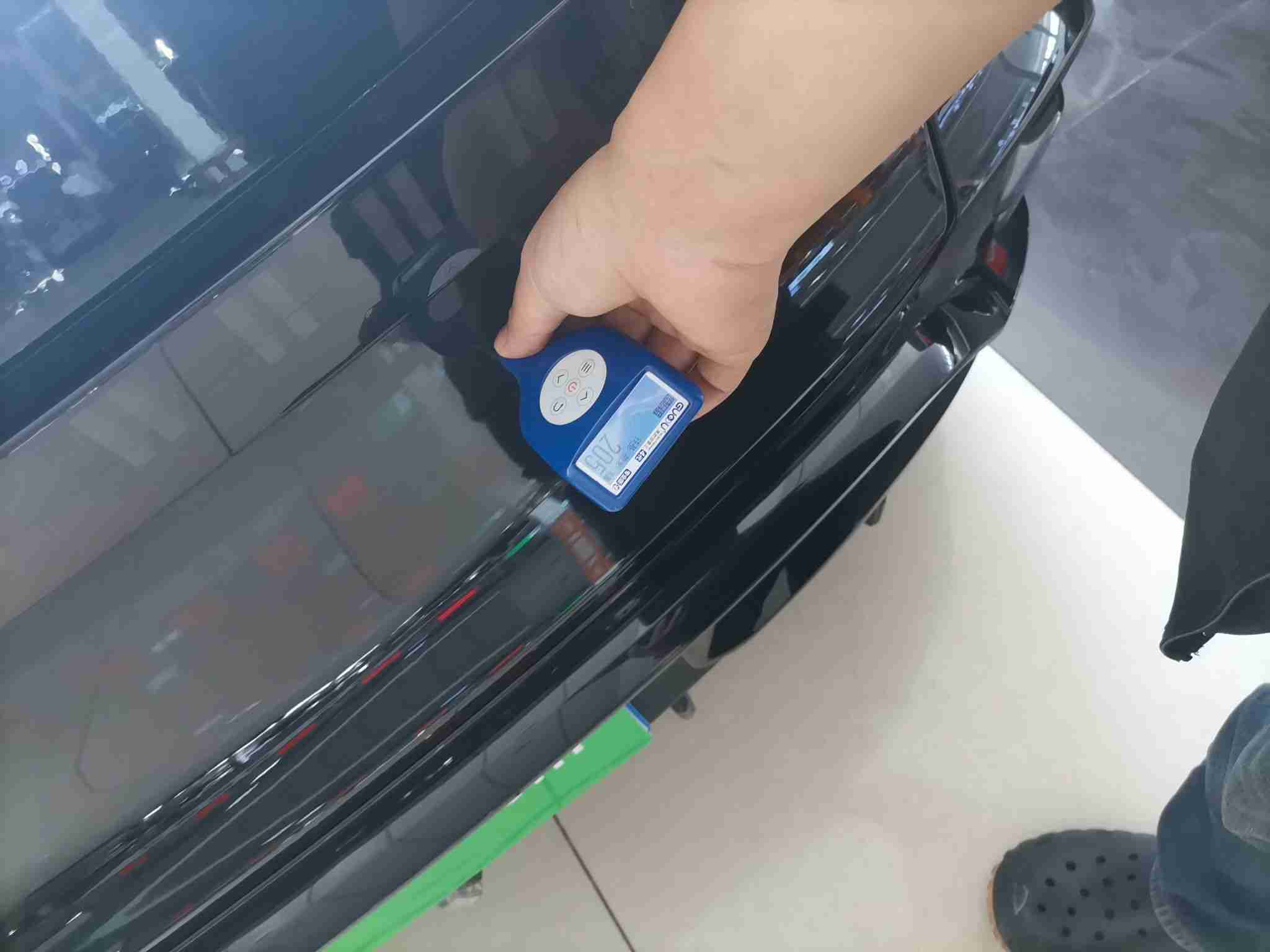 后备箱盖钣金修复痕迹实拍